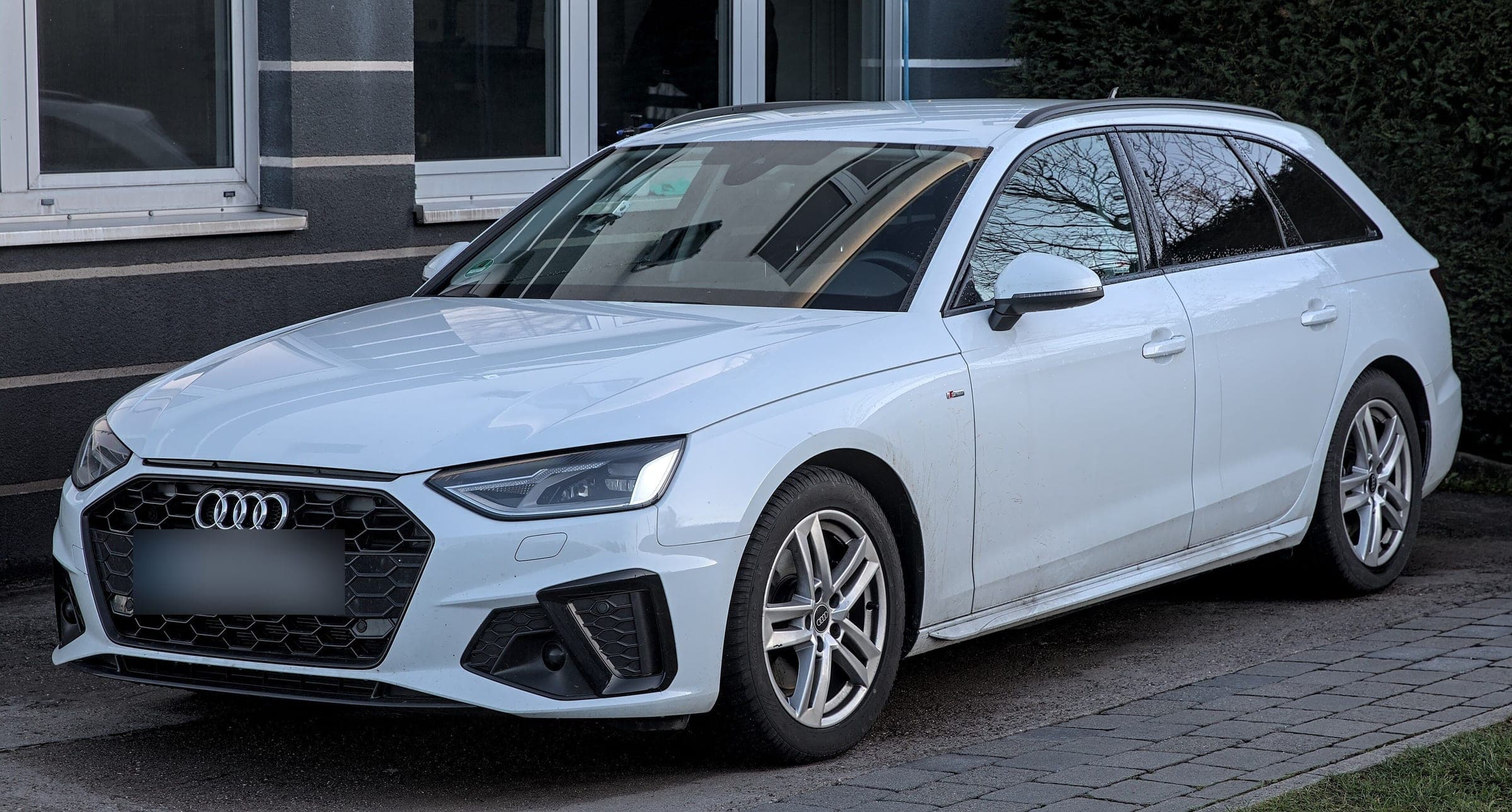 Audi A4 Avant (B9, Modellpflege) in Weiß, Frontansicht schräg von links