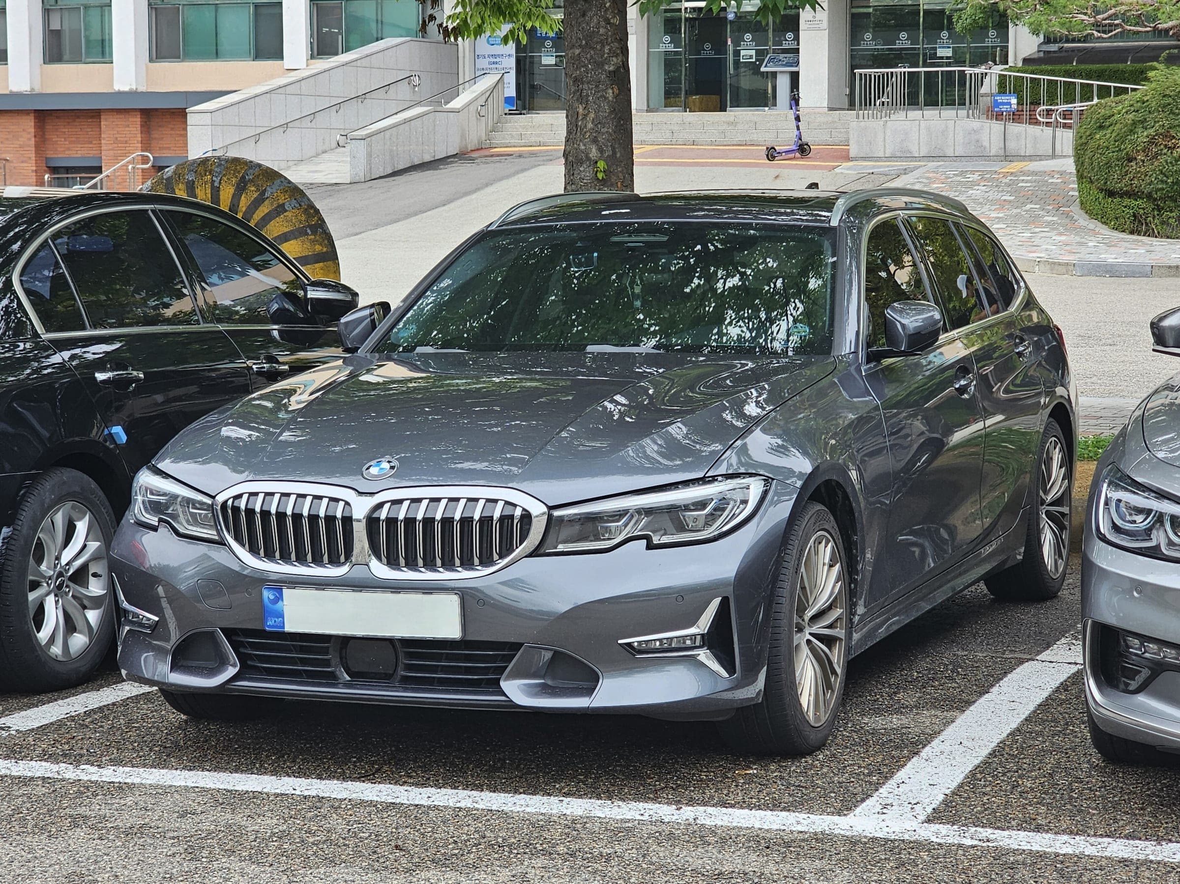 BMW 3er Touring (G21) in Grau, Frontansicht schräg von links