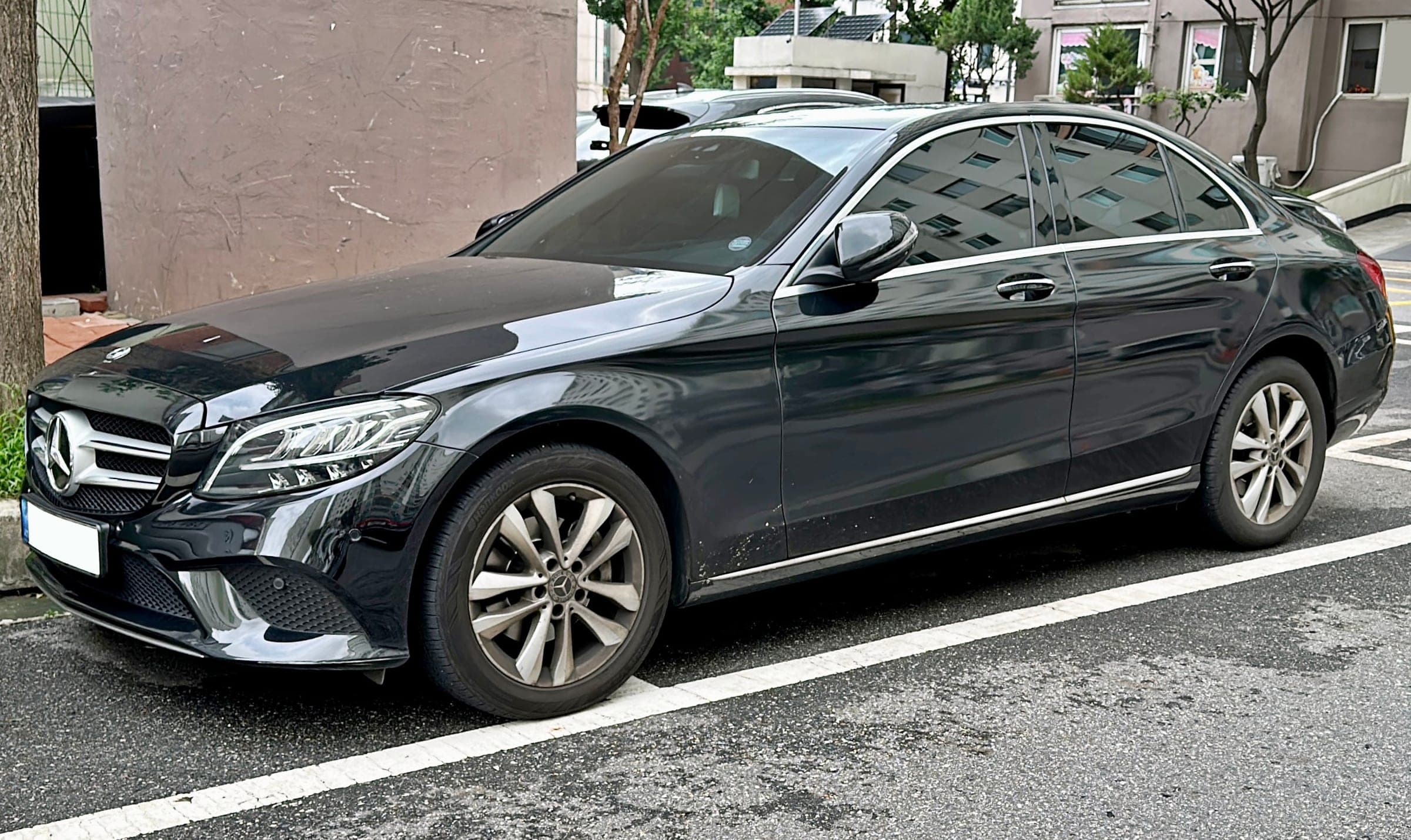 Mercedes-Benz C-Klasse Limousine (W205) in Schwarz, Seitenansicht schräg von vorn