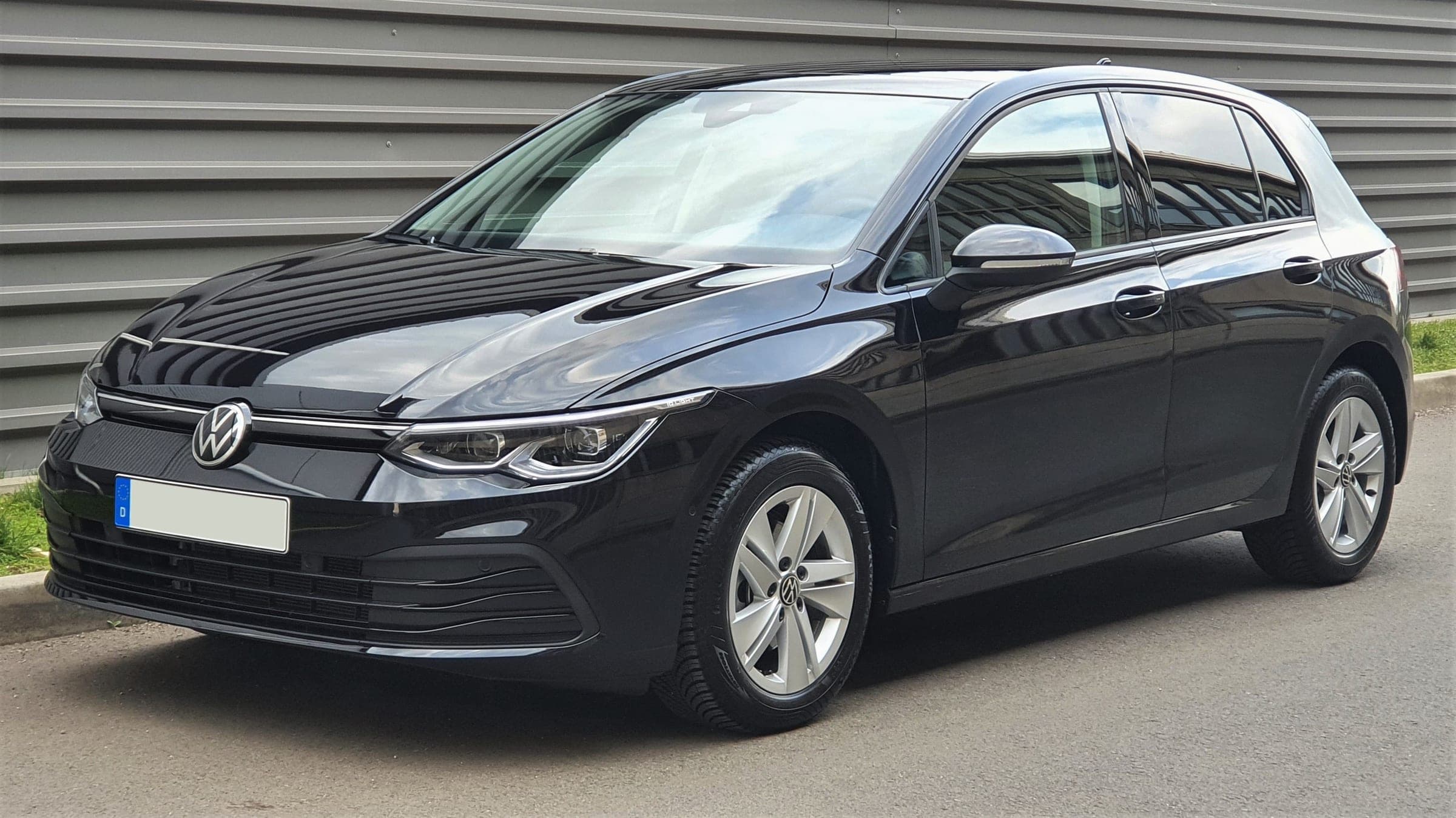 Volkswagen Golf VIII Life in Schwarz, Frontansicht schräg von links