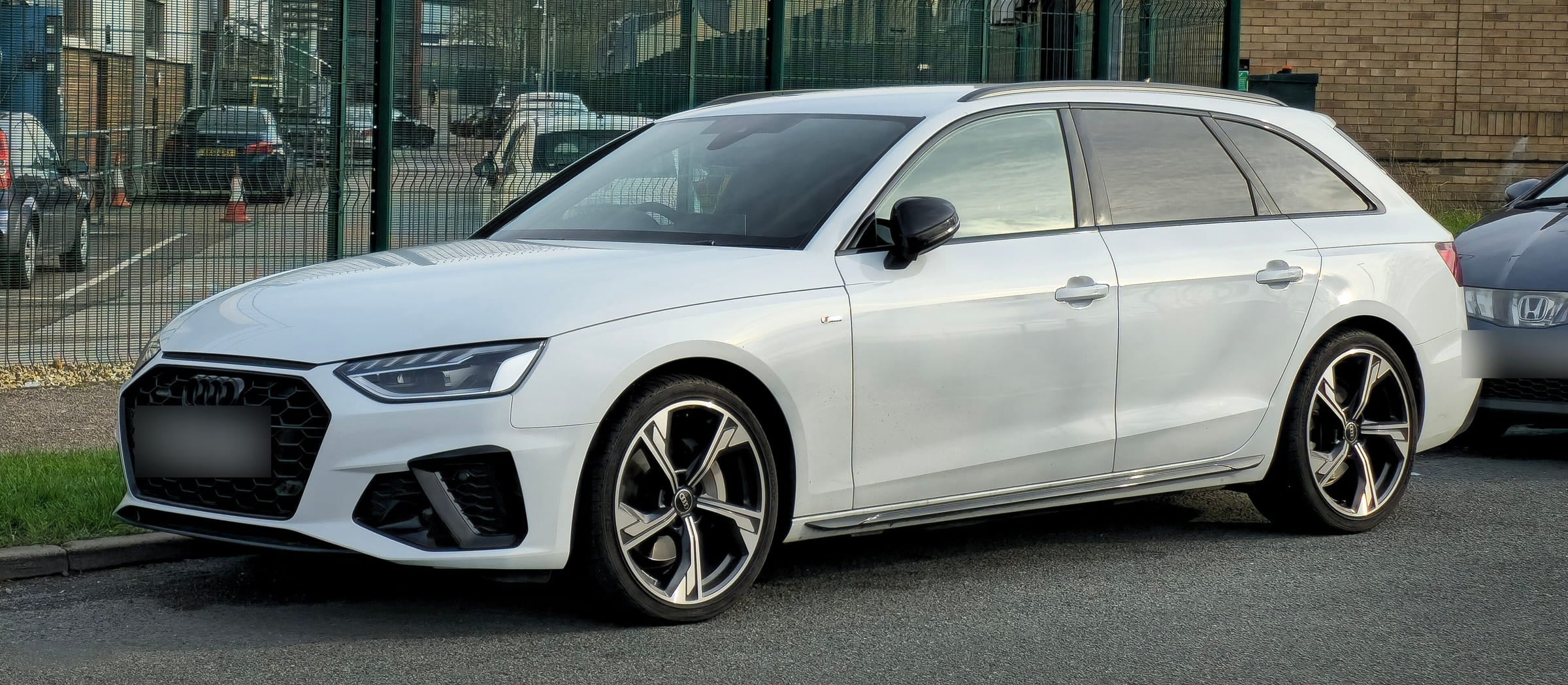 Audi A4 Avant (B9, Modellpflege) in Weiß, Seitenansicht schräg von vorn