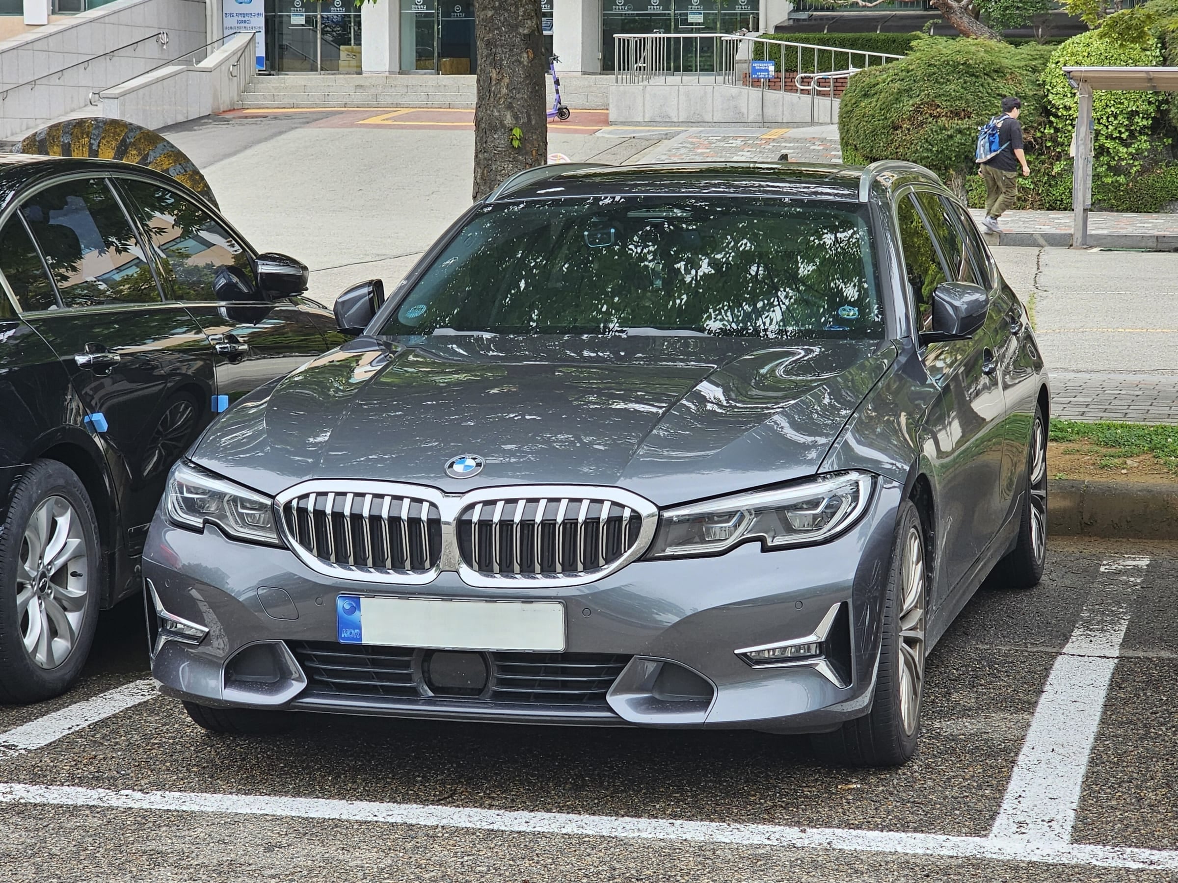 BMW 3er Touring (G21) in Grau, Frontansicht schräg von rechts