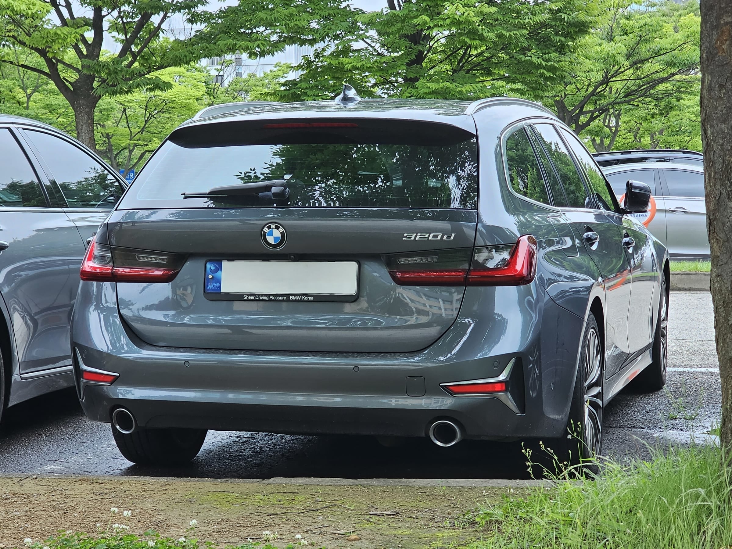 BMW 3er Touring (G21) in Grau, Heckansicht schräg von rechts