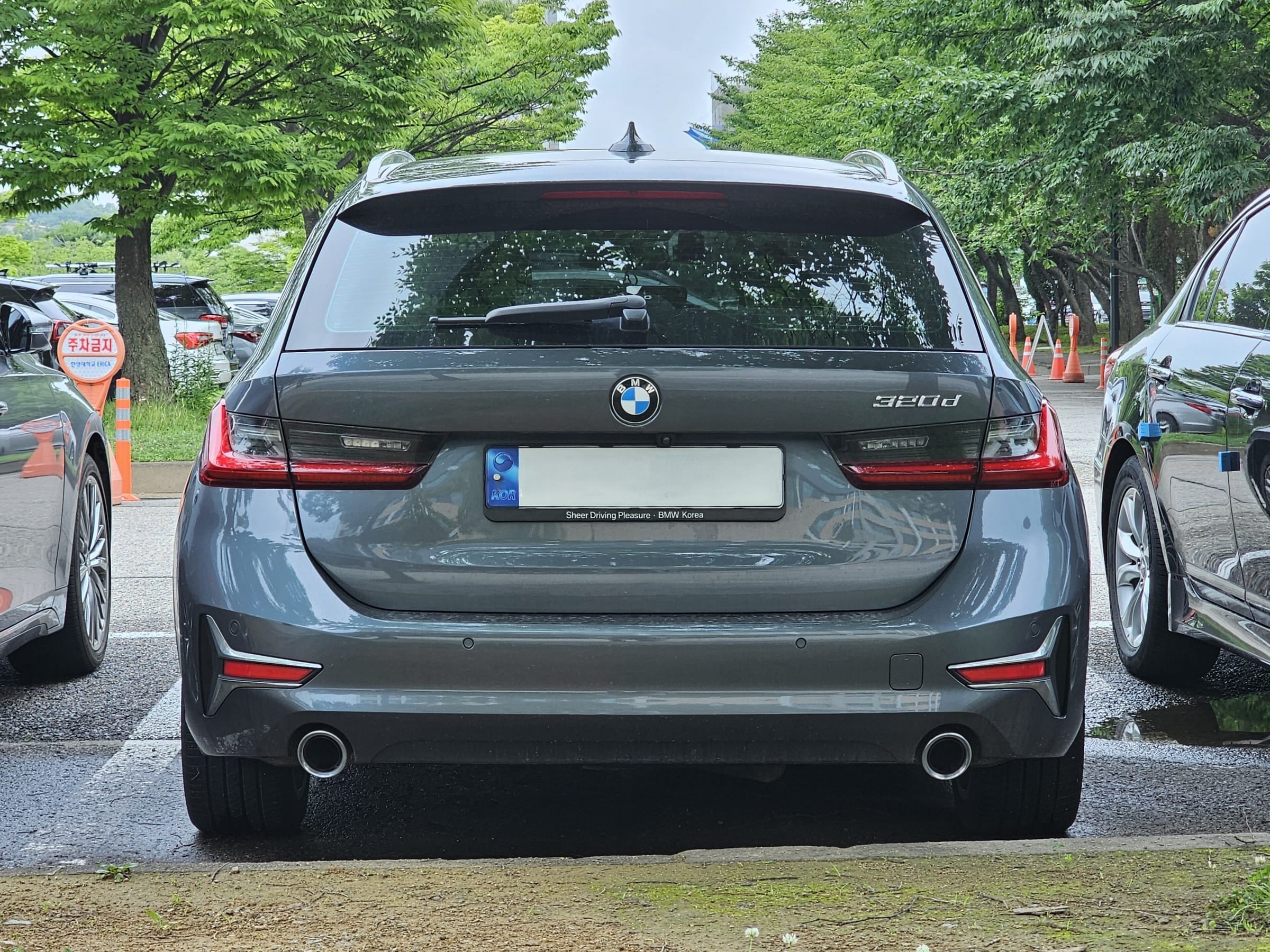 BMW 3er Touring (G21) in Grau, Heckansicht