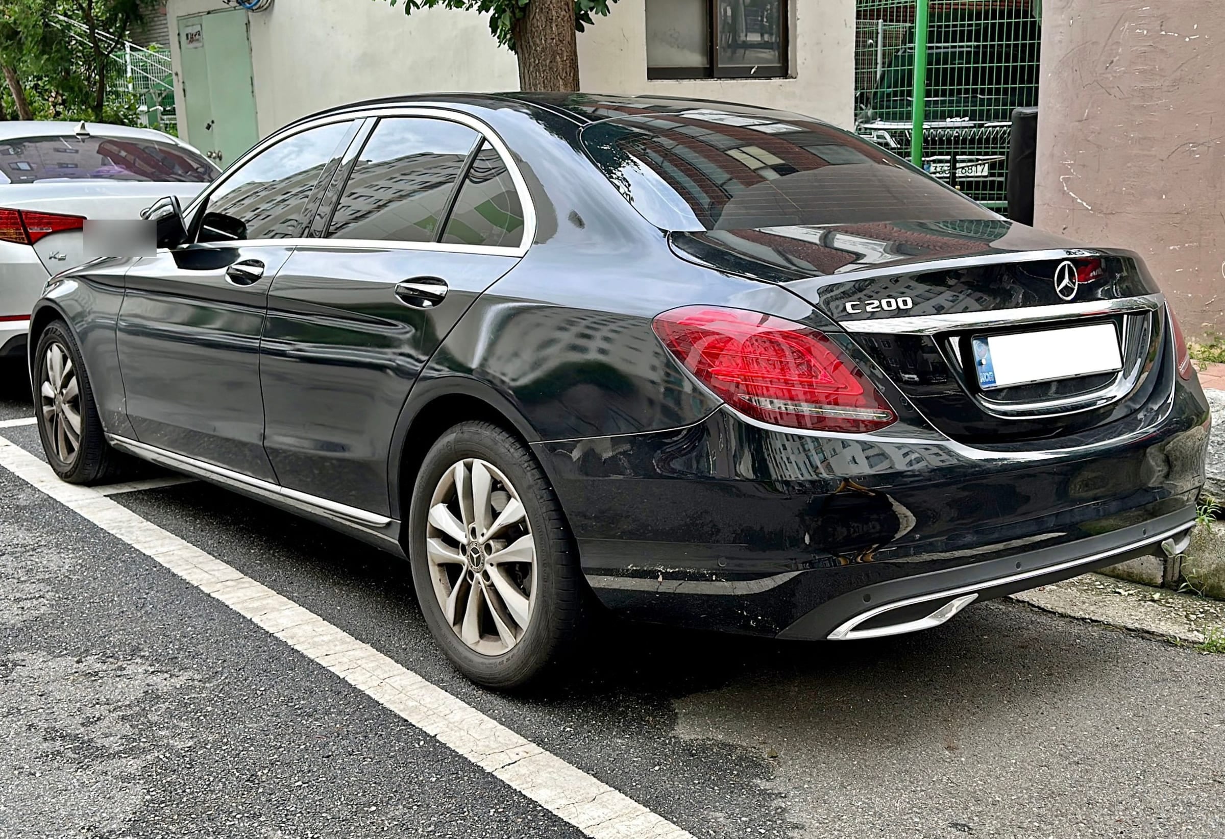 Mercedes-Benz C-Klasse Limousine (W205) in Schwarz, Heckansicht schräg von rechts