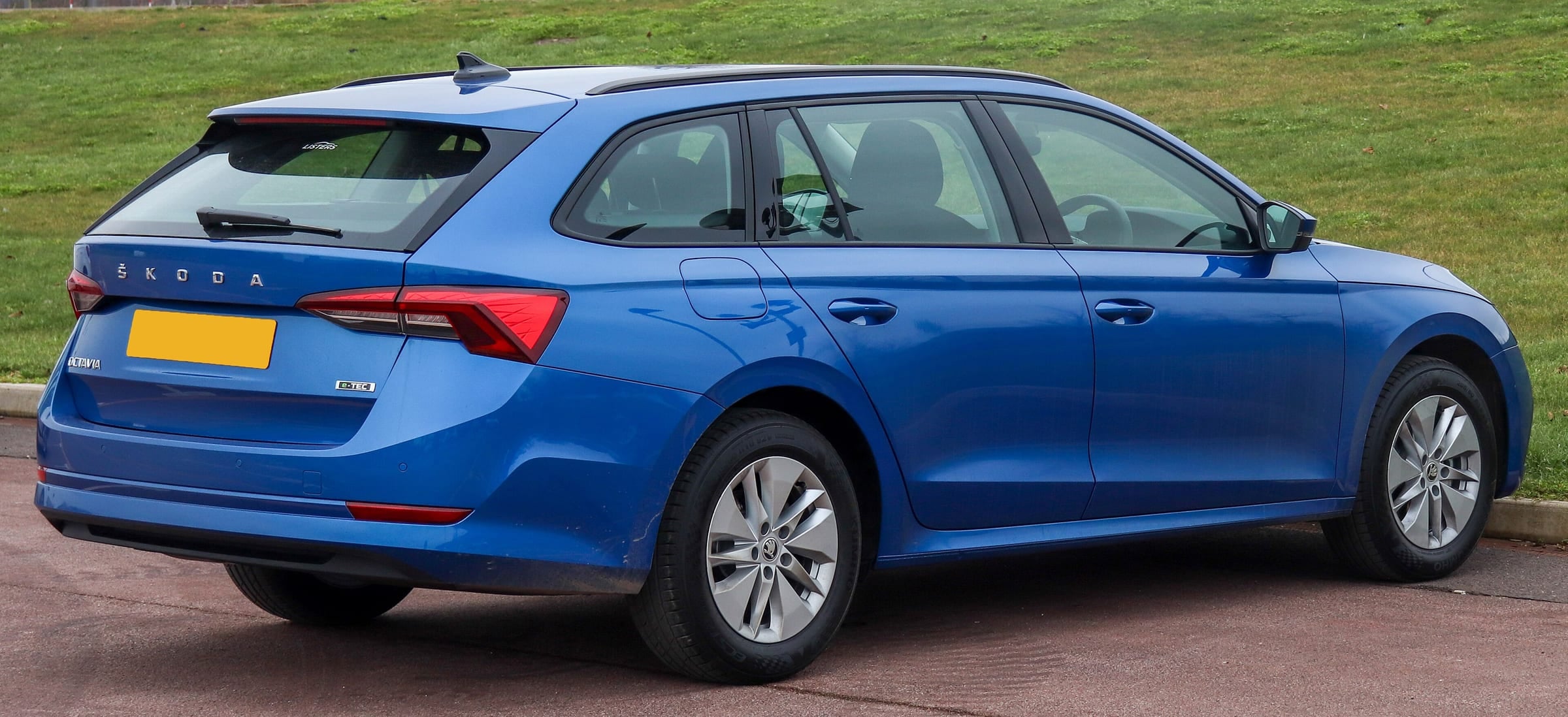 Škoda Octavia Combi (vierte Generation) in Blau, Heckansicht schräg von links