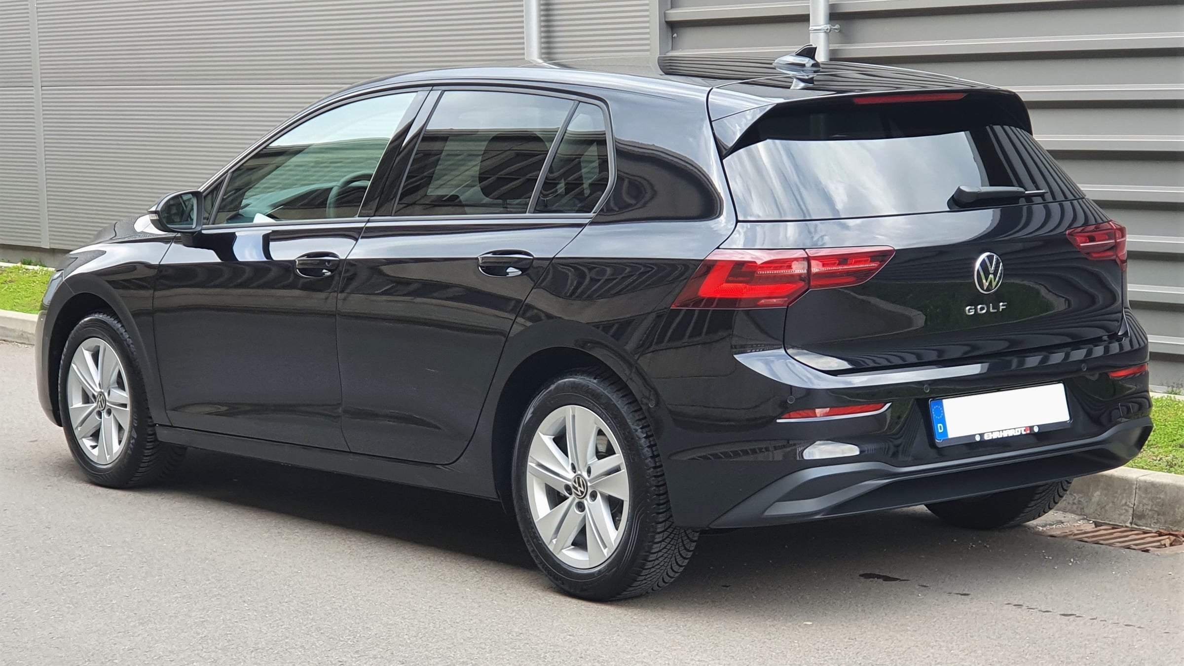 Volkswagen Golf VIII Life in Schwarz, Heckansicht schräg von rechts