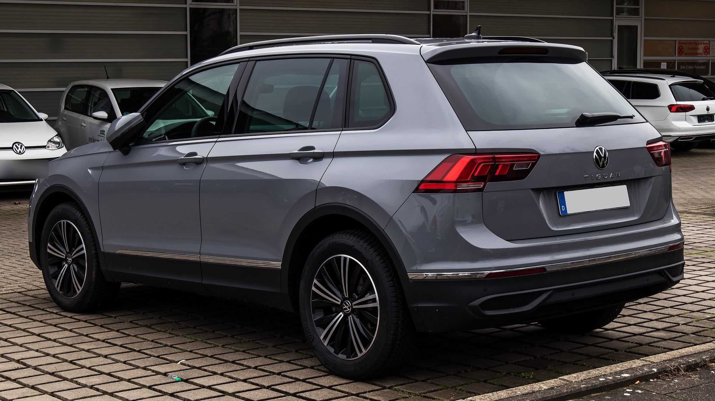 Volkswagen Tiguan (zweite Generation, Modellpflege) in Grau, Heckansicht schräg von links