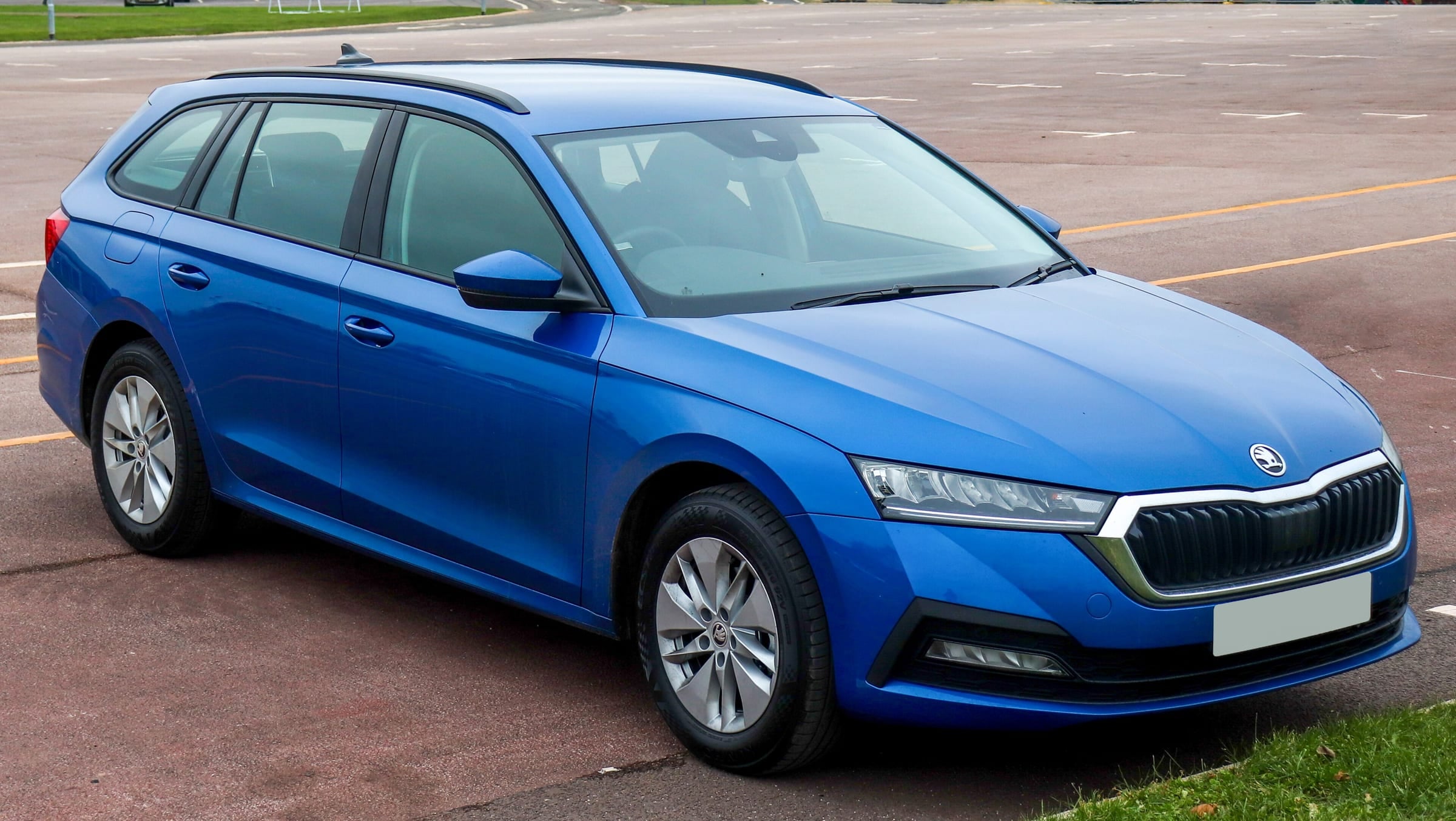 Škoda Octavia Combi (vierte Generation) in Blau, Frontansicht schräg von rechts