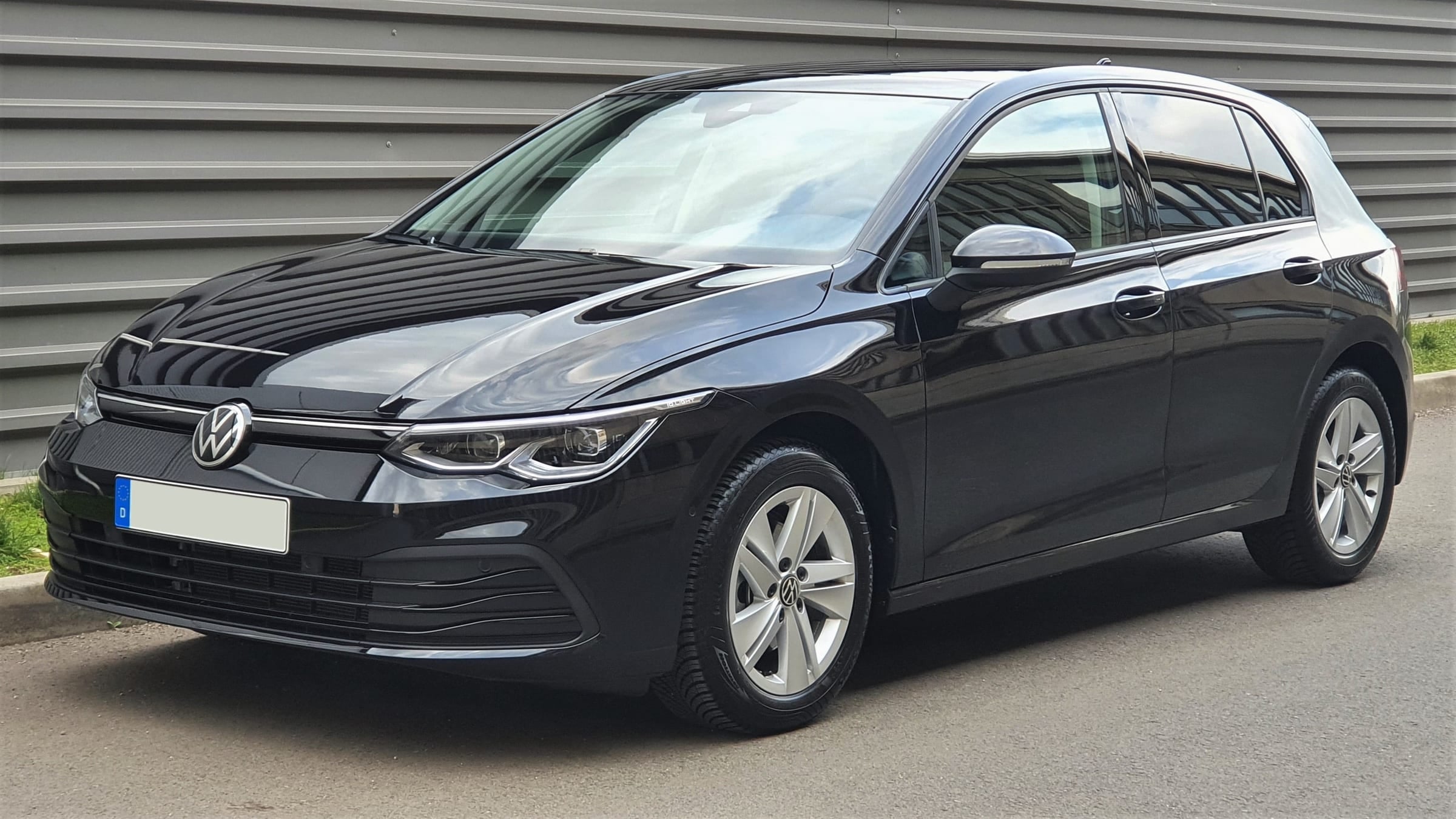 Volkswagen Golf VIII Life in Schwarz, Frontansicht schräg von links