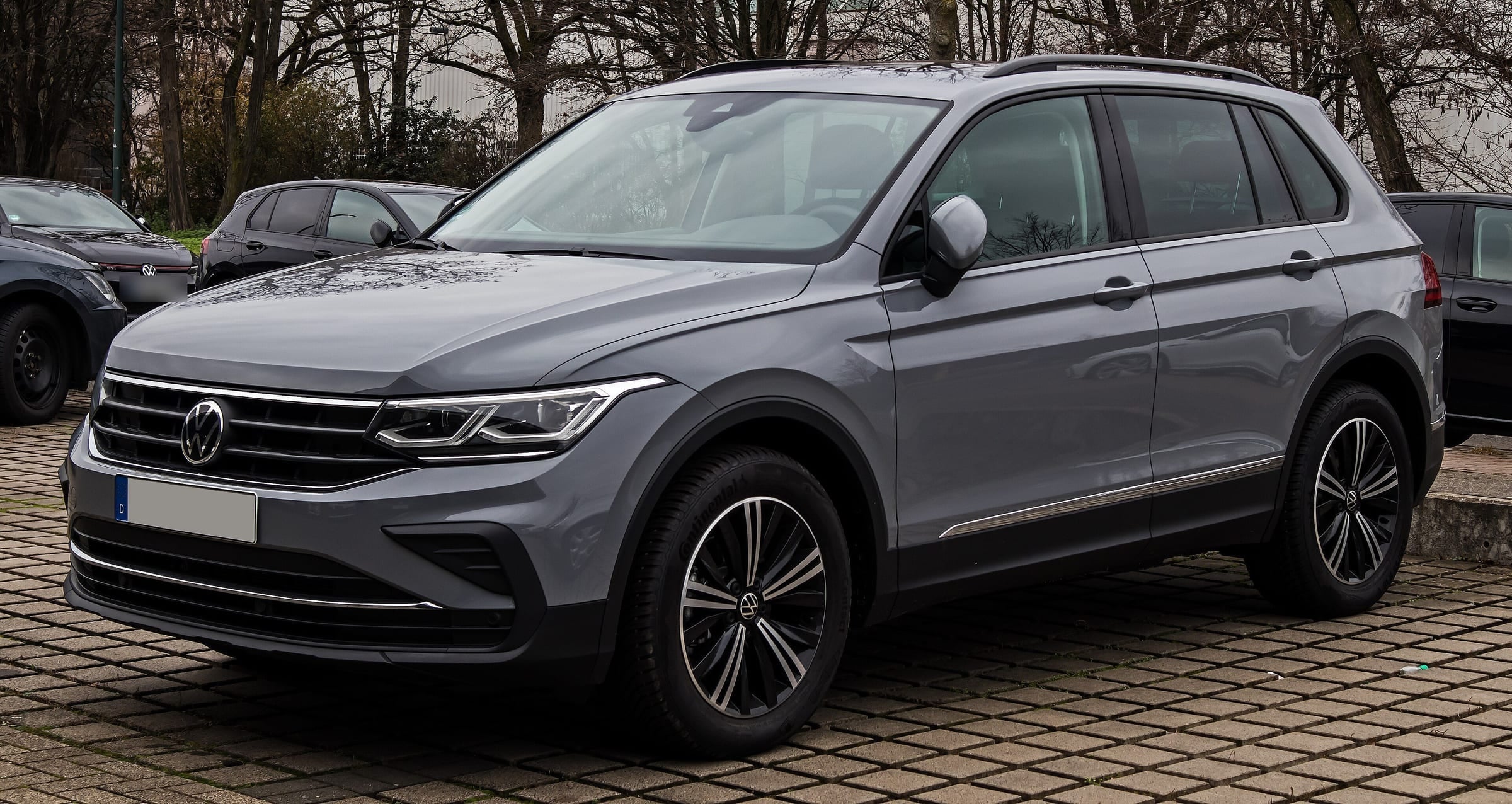 Volkswagen Tiguan (zweite Generation, Modellpflege) in Grau, Frontansicht schräg von links
